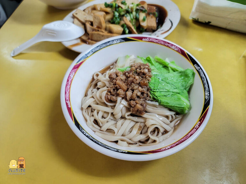 饒河街必吃台南陽春麵，古早味肉燥唇齒留香，現在少見便宜好吃寬陽春麵回味無窮
