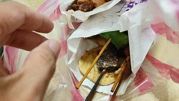 要等2小時以上才能吃到的爆人氣路邊攤美食!老闆的電話一直響個不停,點完餐之後,還要等2小時以上才能吃