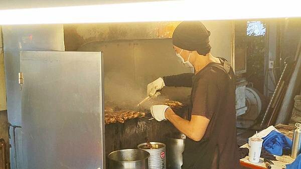 要等2小時以上才能吃到的爆人氣路邊攤美食!老闆的電話一直響個不停,點完餐之後,還要等2小時以上才能吃