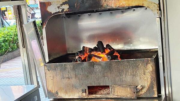 要等2小時以上才能吃到的爆人氣路邊攤美食!老闆的電話一直響個不停,點完餐之後,還要等2小時以上才能吃