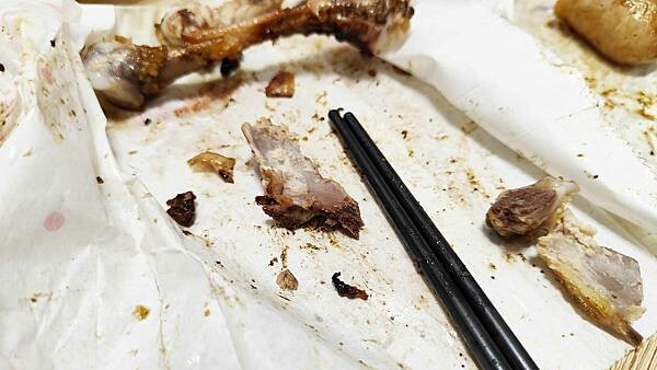 要等2小時以上才能吃到的爆人氣路邊攤美食!老闆的電話一直響個不停,點完餐之後,還要等2小時以上才能吃