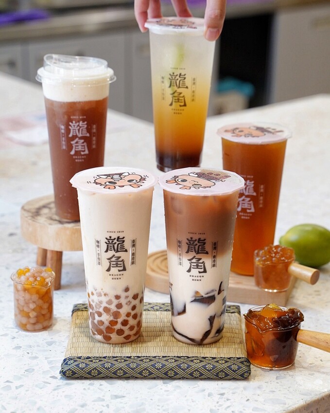 竹南頭份手搖飲料首選推薦!「龍角 Dragon Horn苗栗竹南店」,強力推薦「重乳龍涎凍奶、珍芋桂花春奶、橙柚青2.0」,純茶、奶茶系列都認真好喝! - 阿華田的美食日記