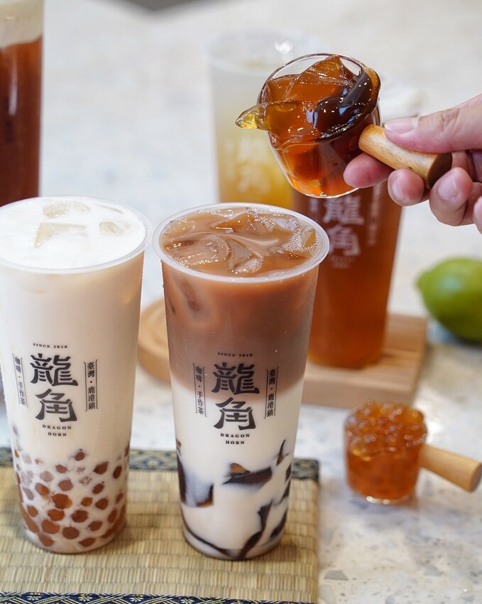 竹南頭份手搖飲料首選推薦!「龍角 Dragon Horn苗栗竹南店」,強力推薦「重乳龍涎凍奶、珍芋桂花春奶、橙柚青2.0」,純茶、奶茶系列都認真好喝! - 阿華田的美食日記