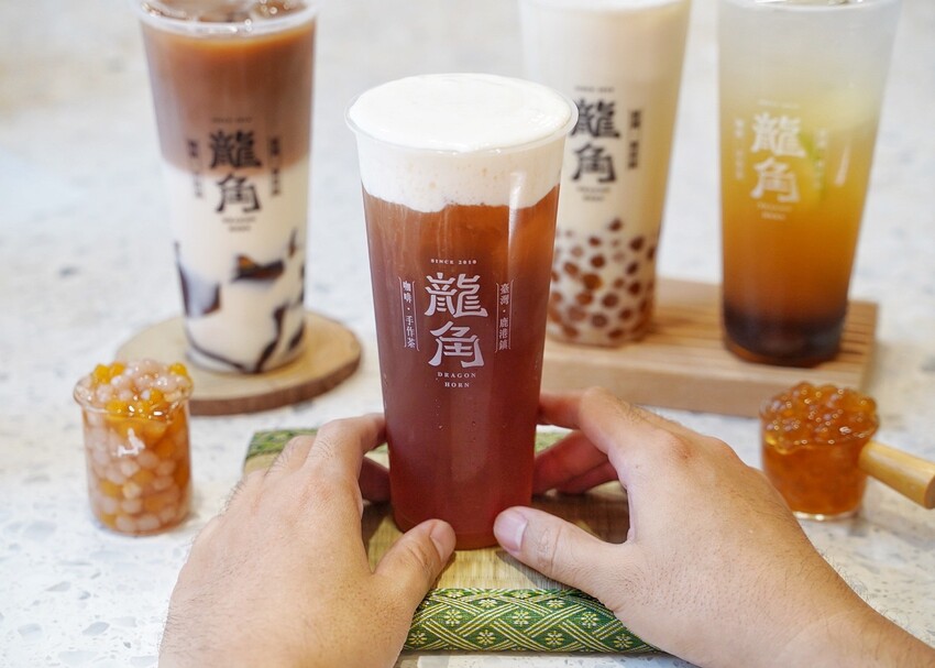 竹南頭份手搖飲料首選推薦!「龍角 Dragon Horn苗栗竹南店」,強力推薦「重乳龍涎凍奶、珍芋桂花春奶、橙柚青2.0」,純茶、奶茶系列都認真好喝! - 阿華田的美食日記