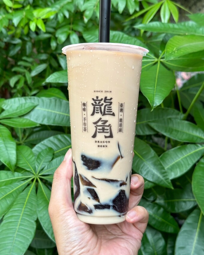 竹南頭份手搖飲料首選推薦!「龍角 Dragon Horn苗栗竹南店」,強力推薦「重乳龍涎凍奶、珍芋桂花春奶、橙柚青2.0」,純茶、奶茶系列都認真好喝! - 阿華田的美食日記