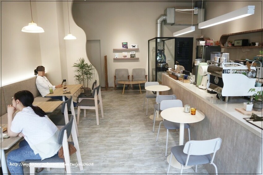 【咖啡洝.Coffee Àn】桃園中路特區咖啡廳推薦 寵物友善咖啡廳 必點特調咖啡與巴斯克蛋糕