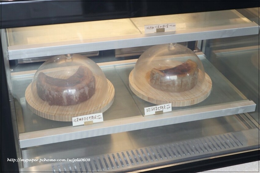 【咖啡洝.Coffee Àn】桃園中路特區咖啡廳推薦 寵物友善咖啡廳 必點特調咖啡與巴斯克蛋糕