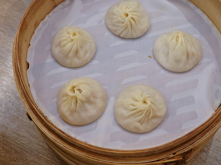 新北市新店區新北新店—樂天皇朝｜獨創八色小籠湯包 皮薄味鮮手工十八摺現做｜裕隆城、大坪林 ​​​​​​​