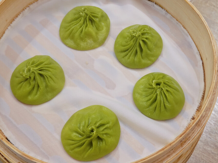 新北市新店區新北新店—樂天皇朝｜獨創八色小籠湯包 皮薄味鮮手工十八摺現做｜裕隆城、大坪林 ​​​​​​​