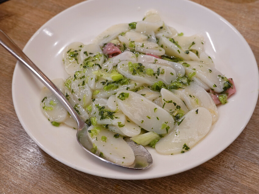 新北市新店區新北新店—樂天皇朝｜獨創八色小籠湯包 皮薄味鮮手工十八摺現做｜裕隆城、大坪林 ​​​​​​​