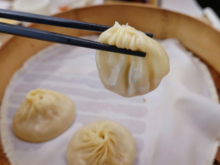 新北市新店區新北新店—樂天皇朝｜獨創八色小籠湯包 皮薄味鮮手工十八摺現做｜裕隆城、大坪林 ​​​​​​​