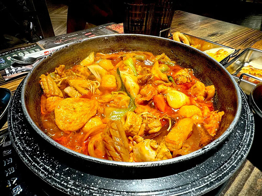 [台北-西門] 甩鍋雞볶찜韓式炒雞吃到飽｜多種口味平價韓式鍋