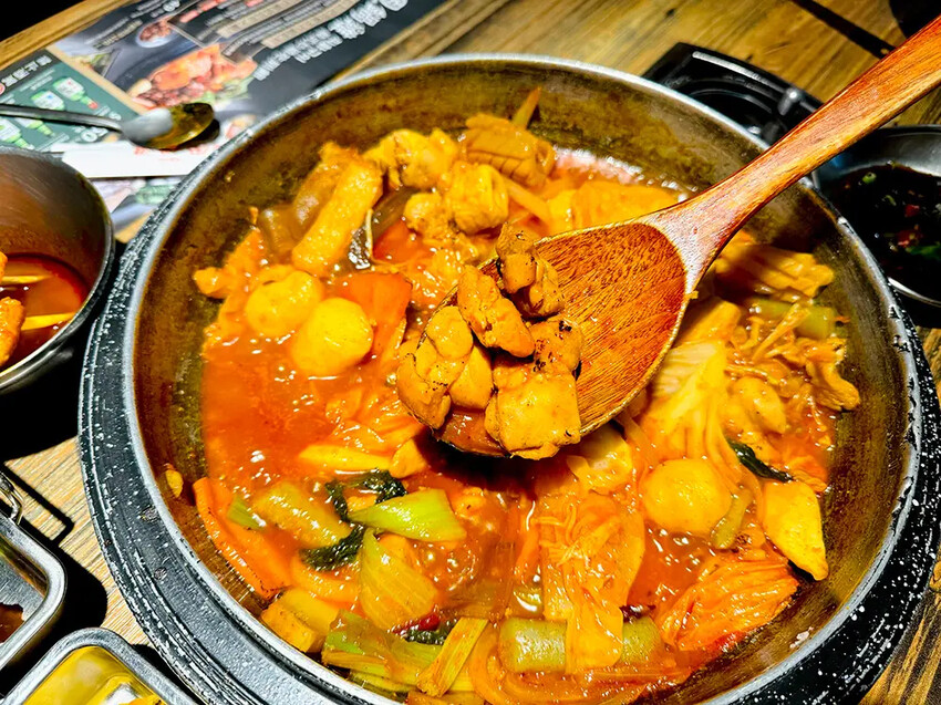 [台北-西門] 甩鍋雞볶찜韓式炒雞吃到飽｜多種口味平價韓式鍋