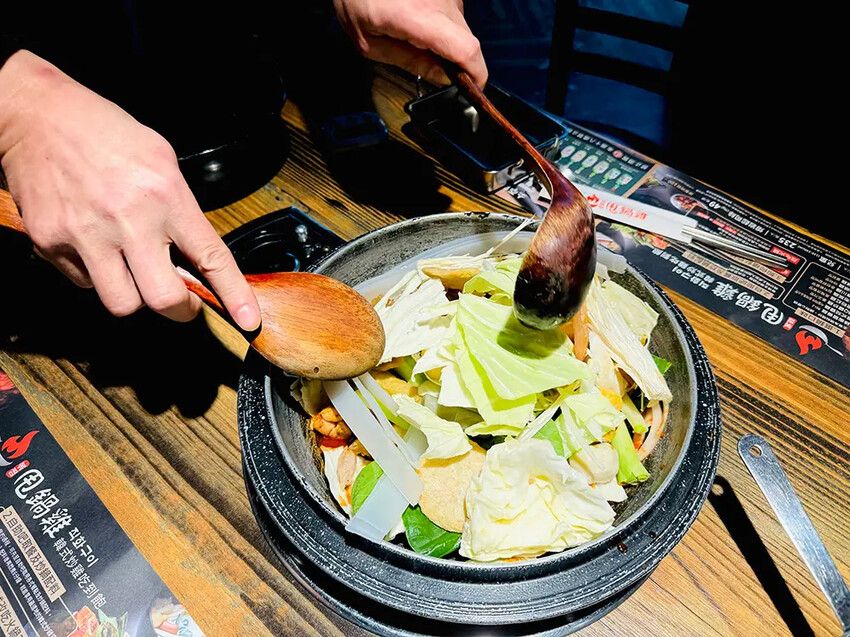 [台北-西門] 甩鍋雞볶찜韓式炒雞吃到飽｜多種口味平價韓式鍋