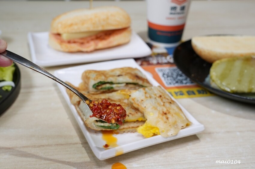 桃園人氣中西式早午餐|Eat here吃這炭火土司~桃園版丹丹!早午餐吃蚵仔麵線、粉漿蛋餅,推出雙十節連假限