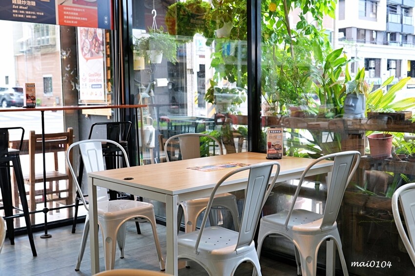 桃園人氣中西式早午餐|Eat here吃這炭火土司~桃園版丹丹!早午餐吃蚵仔麵線、粉漿蛋餅,推出雙十節連假限