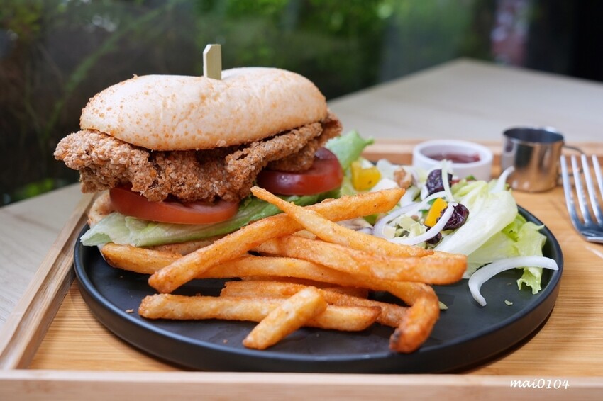 桃園人氣中西式早午餐|Eat here吃這炭火土司~桃園版丹丹!早午餐吃蚵仔麵線、粉漿蛋餅,推出雙十節連假限