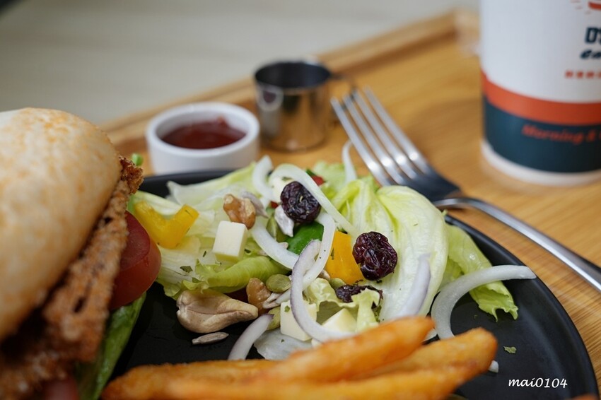 桃園人氣中西式早午餐|Eat here吃這炭火土司~桃園版丹丹!早午餐吃蚵仔麵線、粉漿蛋餅,推出雙十節連假限