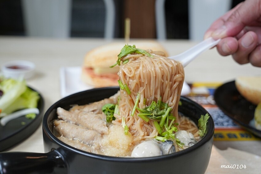 桃園人氣中西式早午餐|Eat here吃這炭火土司~桃園版丹丹!早午餐吃蚵仔麵線、粉漿蛋餅,推出雙十節連假限