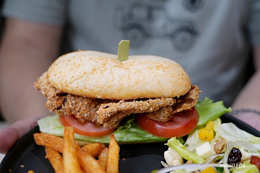 桃園人氣中西式早午餐|Eat here吃這炭火土司~桃園版丹丹!早午餐吃蚵仔麵線、粉漿蛋餅,推出雙十節連假限