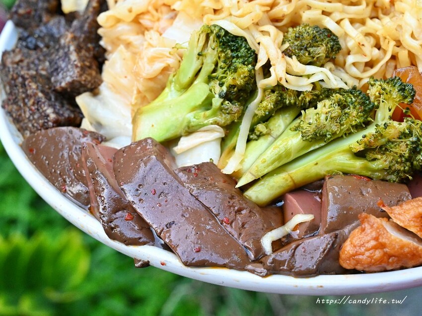 秘醬滷味｜台中必吃冷滷再開分店，獨家秘方滷製，搭配醬汁超銷魂，這幾樣必點！