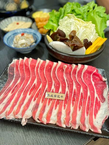 台中知名麻辣鍋老豆府新品牌『洞豆腐 酸白菜麻辣鍋』開在崇德路上面，酸白菜好好喝！平價火鍋，而且有多樣熱炒！非常豐富！