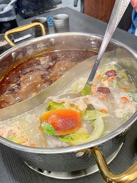 台中知名麻辣鍋老豆府新品牌『洞豆腐 酸白菜麻辣鍋』開在崇德路上面，酸白菜好好喝！平價火鍋，而且有多樣熱炒！非常豐富！