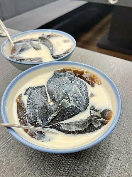 台中知名麻辣鍋老豆府新品牌『洞豆腐 酸白菜麻辣鍋』開在崇德路上面，酸白菜好好喝！平價火鍋，而且有多樣熱炒！非常豐富！