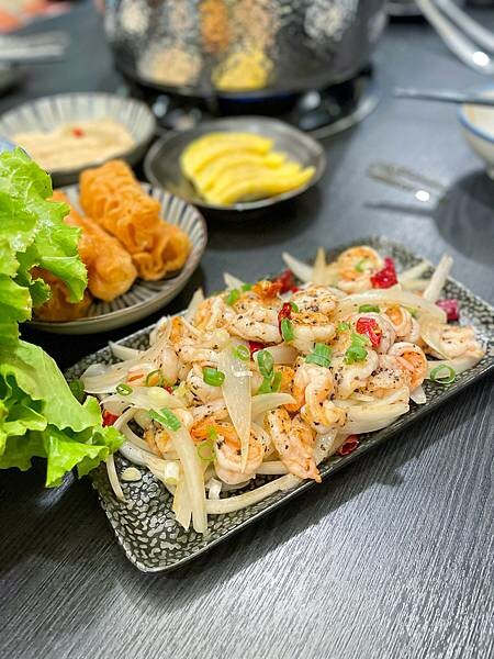 台中知名麻辣鍋老豆府新品牌『洞豆腐 酸白菜麻辣鍋』開在崇德路上面，酸白菜好好喝！平價火鍋，而且有多樣熱炒！非常豐富！