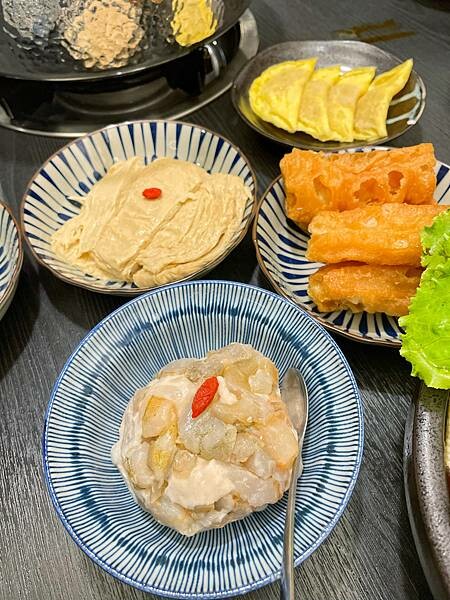 台中知名麻辣鍋老豆府新品牌『洞豆腐 酸白菜麻辣鍋』開在崇德路上面，酸白菜好好喝！平價火鍋，而且有多樣熱炒！非常豐富！