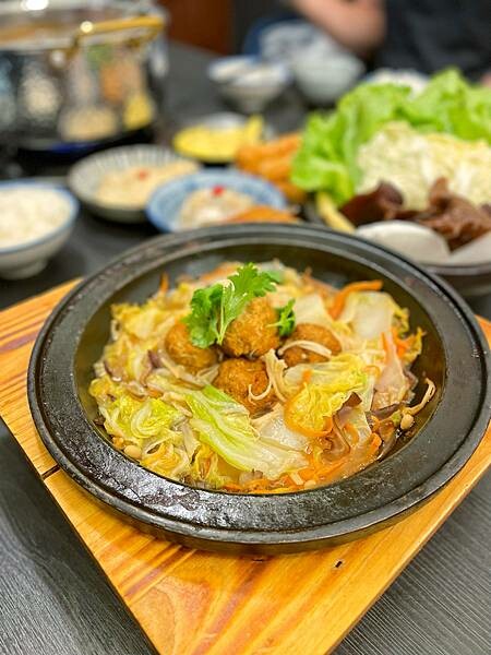 台中知名麻辣鍋老豆府新品牌『洞豆腐 酸白菜麻辣鍋』開在崇德路上面，酸白菜好好喝！平價火鍋，而且有多樣熱炒！非常豐富！