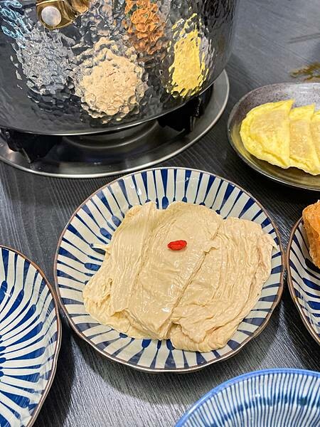 台中知名麻辣鍋老豆府新品牌『洞豆腐 酸白菜麻辣鍋』開在崇德路上面，酸白菜好好喝！平價火鍋，而且有多樣熱炒！非常豐富！