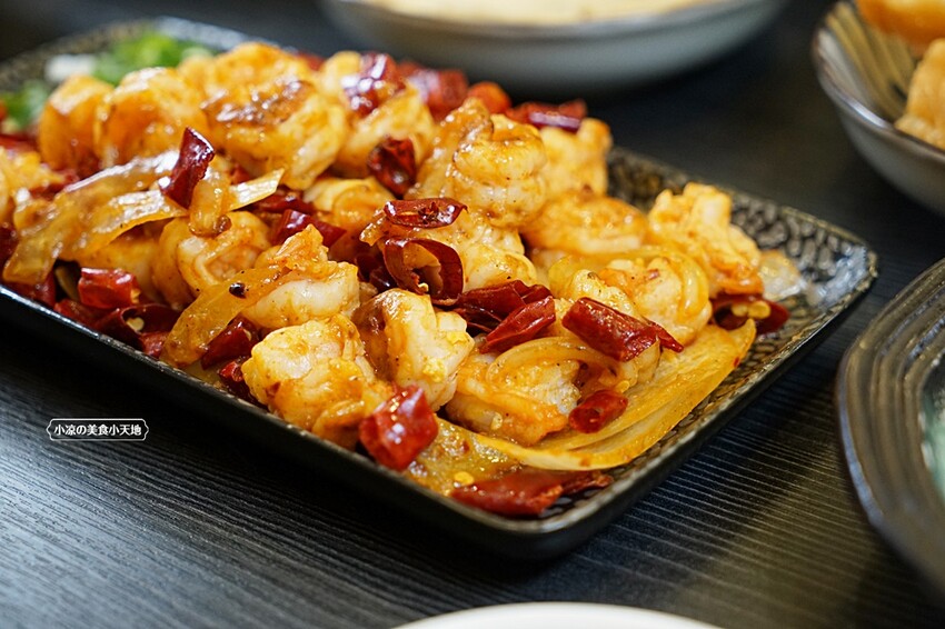 崇德路美食正在沸騰中！！少見酸白菜、麻辣鴛鴦鍋結合特色私房菜，吃過一次就會上癮的滋味，營業到凌晨消夜新選擇！！