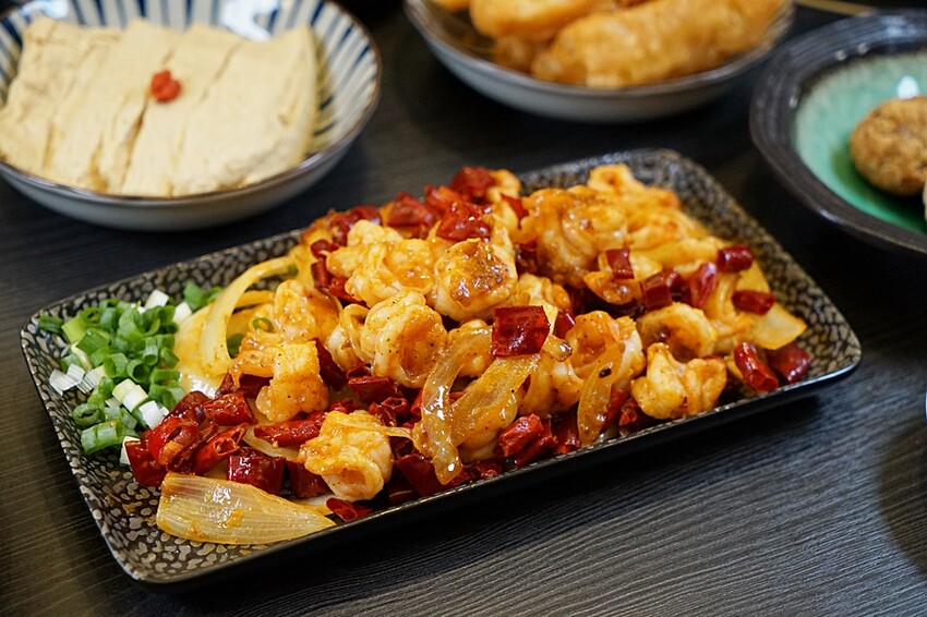 崇德路美食正在沸騰中！！少見酸白菜、麻辣鴛鴦鍋結合特色私房菜，吃過一次就會上癮的滋味，營業到凌晨消夜新選擇！！