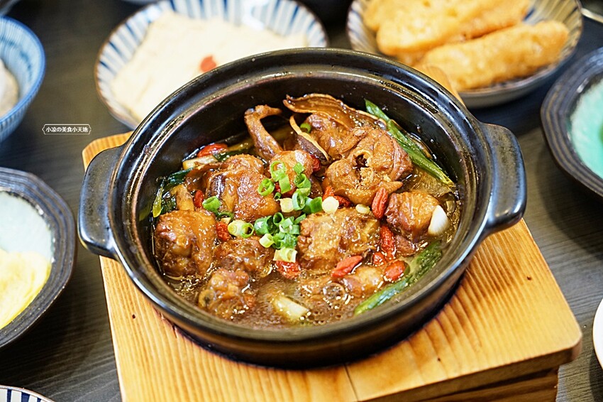 崇德路美食正在沸騰中！！少見酸白菜、麻辣鴛鴦鍋結合特色私房菜，吃過一次就會上癮的滋味，營業到凌晨消夜新選擇！！