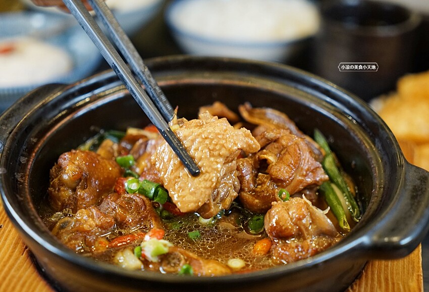 崇德路美食正在沸騰中！！少見酸白菜、麻辣鴛鴦鍋結合特色私房菜，吃過一次就會上癮的滋味，營業到凌晨消夜新選擇！！