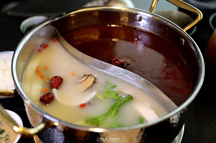 香氣四溢的川式麻辣鍋結合私房料理、功夫涼菜 營業到凌晨消夜新選擇｜洞豆腐酸白菜麻辣鍋(台中北屯火鍋)