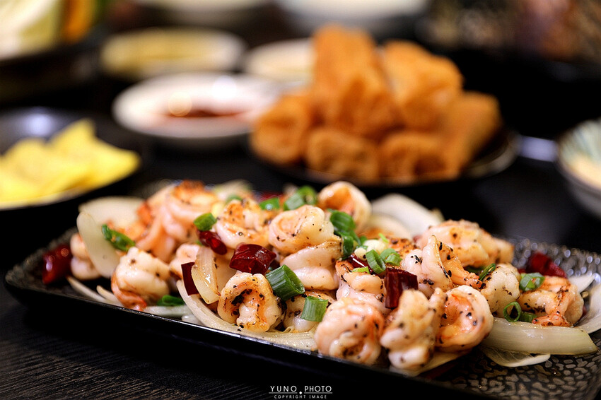 香氣四溢的川式麻辣鍋結合私房料理、功夫涼菜 營業到凌晨消夜新選擇｜洞豆腐酸白菜麻辣鍋(台中北屯火鍋)