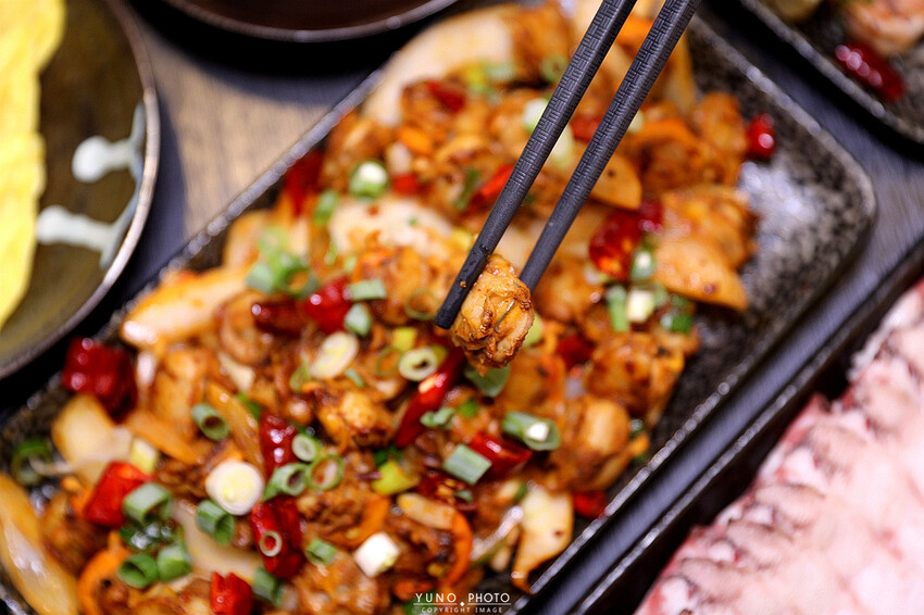 香氣四溢的川式麻辣鍋結合私房料理、功夫涼菜 營業到凌晨消夜新選擇｜洞豆腐酸白菜麻辣鍋(台中北屯火鍋)