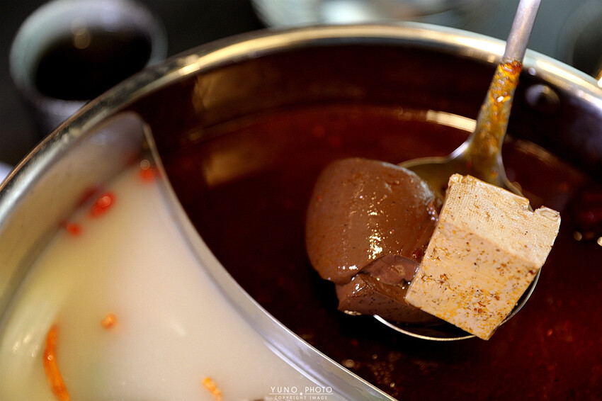 香氣四溢的川式麻辣鍋結合私房料理、功夫涼菜 營業到凌晨消夜新選擇｜洞豆腐酸白菜麻辣鍋(台中北屯火鍋)