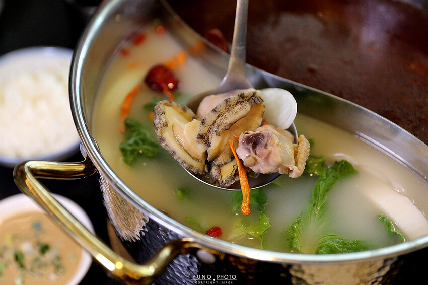 香氣四溢的川式麻辣鍋結合私房料理、功夫涼菜 營業到凌晨消夜新選擇｜洞豆腐酸白菜麻辣鍋(台中北屯火鍋)