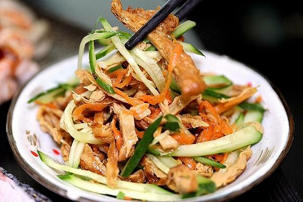 香氣四溢的川式麻辣鍋結合私房料理、功夫涼菜 營業到凌晨消夜新選擇｜洞豆腐酸白菜麻辣鍋(台中北屯火鍋)