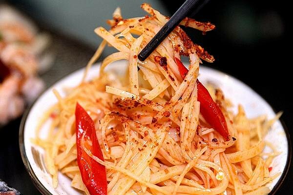 香氣四溢的川式麻辣鍋結合私房料理、功夫涼菜 營業到凌晨消夜新選擇｜洞豆腐酸白菜麻辣鍋(台中北屯火鍋)