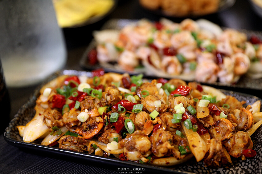 香氣四溢的川式麻辣鍋結合私房料理、功夫涼菜 營業到凌晨消夜新選擇｜洞豆腐酸白菜麻辣鍋(台中北屯火鍋)