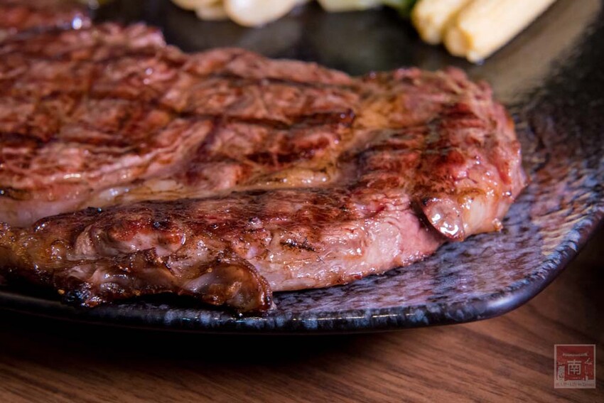 【臺南美食】肉品等級跟五星級和高級餐廳一樣，牛肉全面升級為Prime等級，搭配龍眼木碳烤增加炭香味~哞王職人原味炭烤牛排 - 南人幫