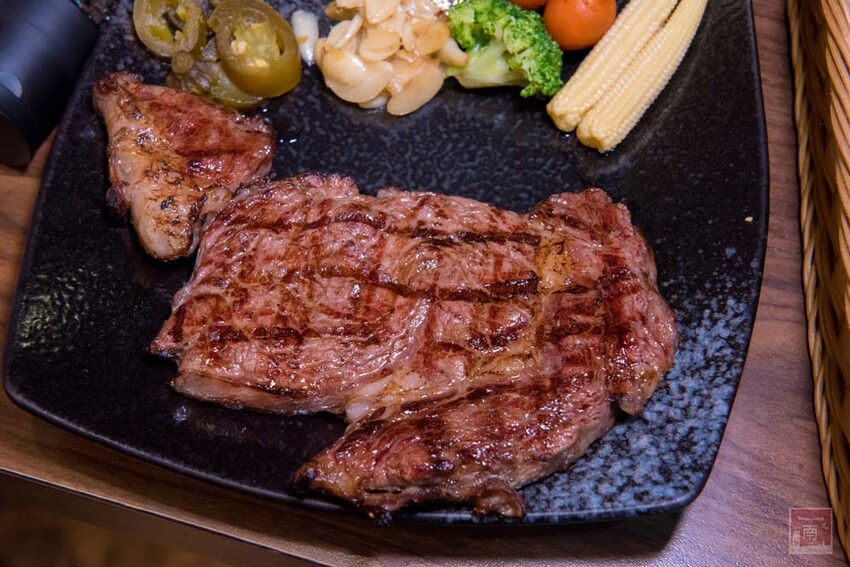【臺南美食】肉品等級跟五星級和高級餐廳一樣，牛肉全面升級為Prime等級，搭配龍眼木碳烤增加炭香味~哞王職人原味炭烤牛排 - 南人幫