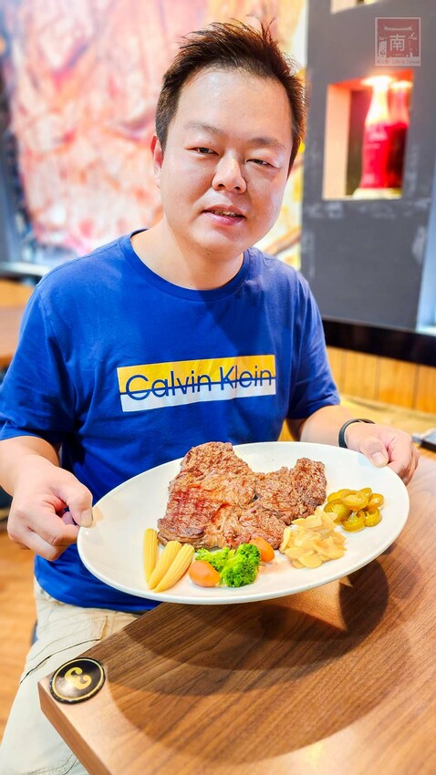 【臺南美食】肉品等級跟五星級和高級餐廳一樣，牛肉全面升級為Prime等級，搭配龍眼木碳烤增加炭香味~哞王職人原味炭烤牛排 - 南人幫