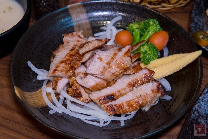 【臺南美食】肉品等級跟五星級和高級餐廳一樣，牛肉全面升級為Prime等級，搭配龍眼木碳烤增加炭香味~哞王職人原味炭烤牛排 - 南人幫