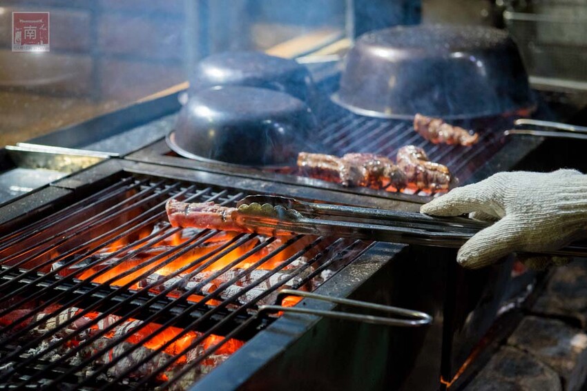 【臺南美食】肉品等級跟五星級和高級餐廳一樣，牛肉全面升級為Prime等級，搭配龍眼木碳烤增加炭香味~哞王職人原味炭烤牛排 - 南人幫