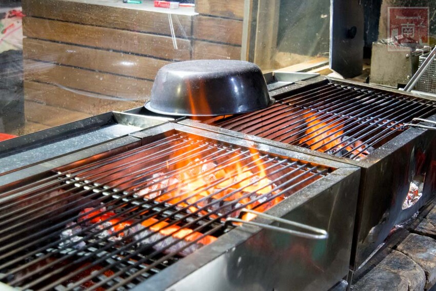 【臺南美食】肉品等級跟五星級和高級餐廳一樣，牛肉全面升級為Prime等級，搭配龍眼木碳烤增加炭香味~哞王職人原味炭烤牛排 - 南人幫